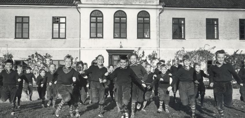 Drenge i løb foran julemærkehjemmet Lindersvold, ca. 1960