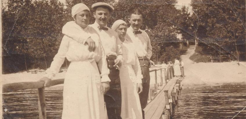 Sommergæster på badebro, ca. 1920