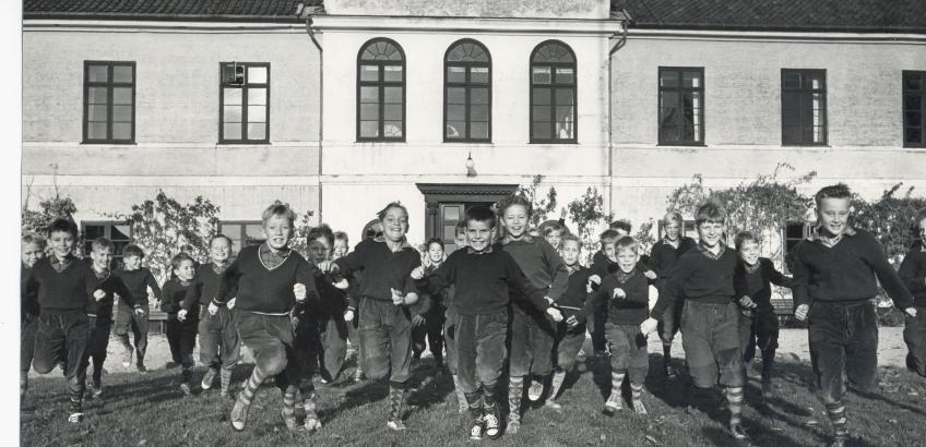 Løbende drenge foran julemærkehjemmet Lindersvold