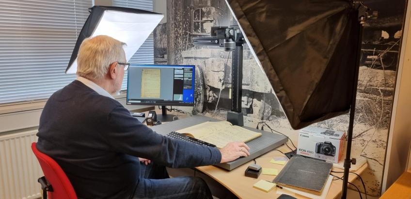 Arkivmedarbejder i gang med at affotografere en protokol ""