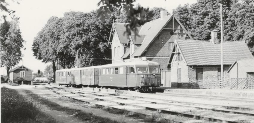 Østbanen. Skinnebus på Vallø Station, 1970. ""