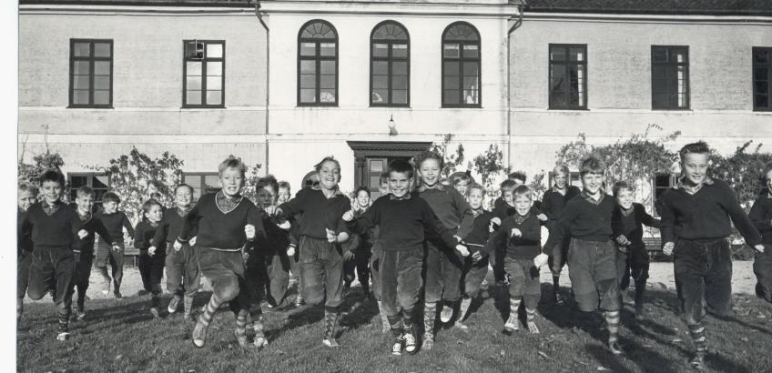 Drenge i løb foran julemærkehjemmet Lindersvold, ca. 1960. ""
