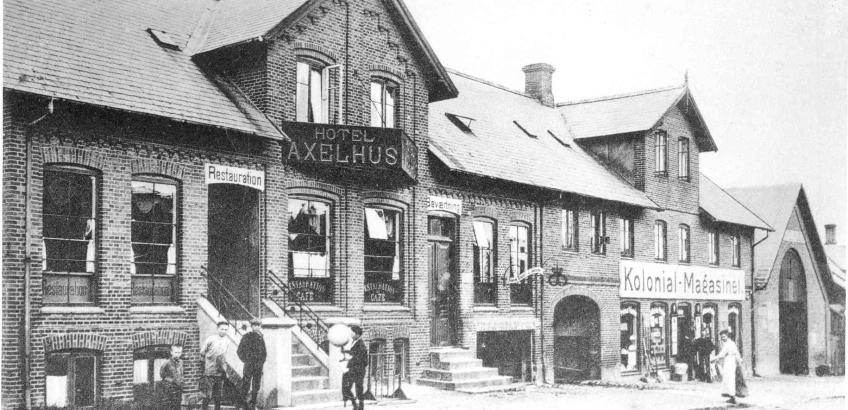 Hotel Axelhus og Kolonial-Magasinet i Jernbanegade Haslev i starten af det 20. århundrede. ""