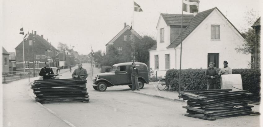 Vejafspærring med frihedskæmpere efter befrielsen, 1945 ""