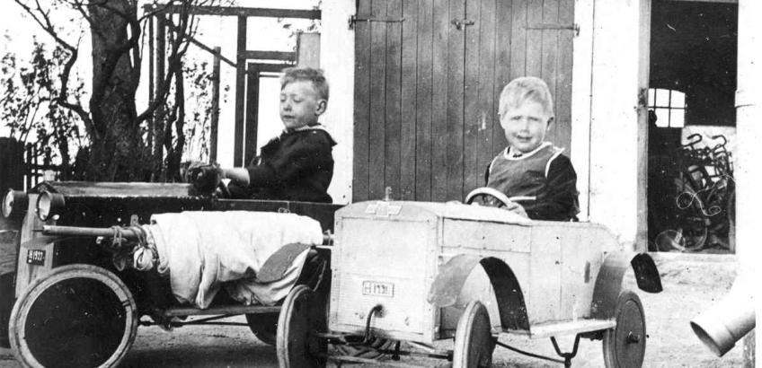 Erik og Bent Schmidt med legevogne