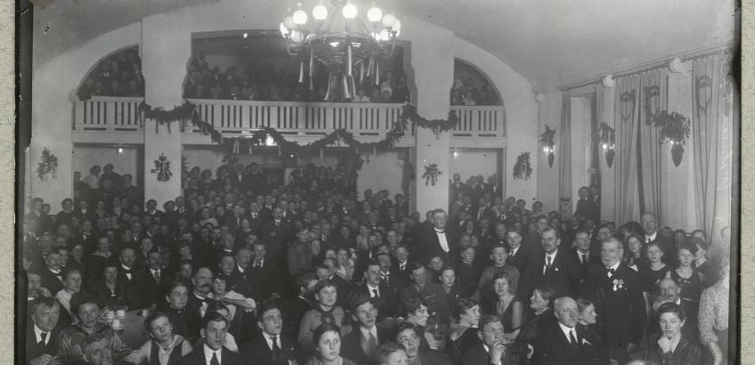 Vedtagelse af Åbenrå-resolutionen d. 17. november 1918. Fra Det Kgl. Biblioteks billedsamling: http://www5.kb.dk/images/billed/2010/okt/billeder/object521347/da/ Vedtagelse af Åbenrå-resolutionen d. 17. november 1918. Fra Det Kgl. Biblioteks billedsamling.